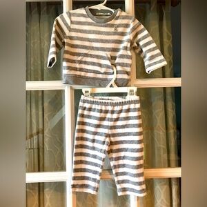 NWOT United Colors of Benetton outfit! 6-9 months velvety light gray white